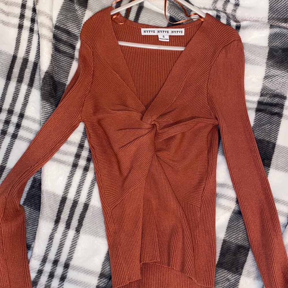 Boutique knotted front top.